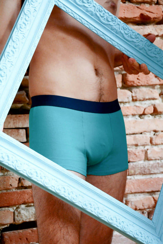 Boxer Maï Taï en tissu microfibre, ajustement confortable, customizable, en couleur vert avec ceinture contrastée.