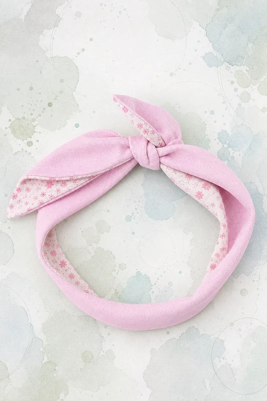 Headband nœud réversible en piqué de coton rose pâle et popeline fleurie à coudre soi-même — patron de couture PDF gratuit