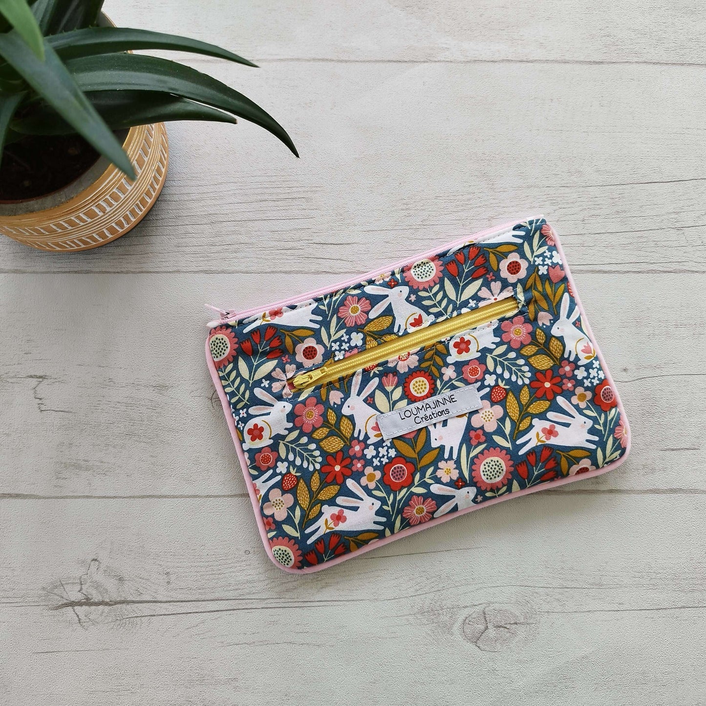 Pochette STEPH à coudre avec motif floral et poches zippées, parfait pour le bricolage de couture avec patron PDF.