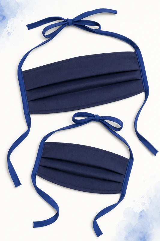 Deux masques textiles bleu marine sans élastique, avec liens à nouer, patron PDF gratuit enfant et adulte.