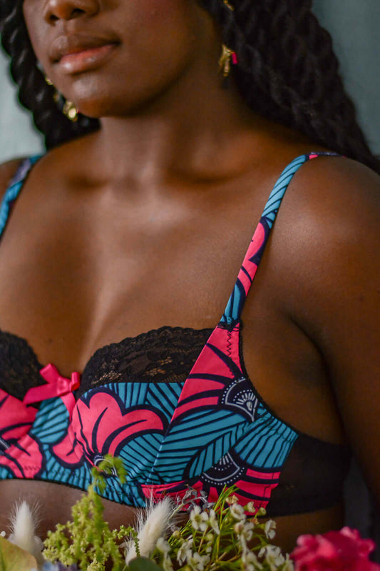 Soutien-gorge Cosmo sans armatures, motif coloré, conçu pour un maintien optimal, idéal pour les patrons de couture PDF.