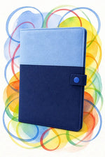 Protège carnet de santé en tissu bleu avec patte de fermeture et bouton pression, patron PDF gratuit.