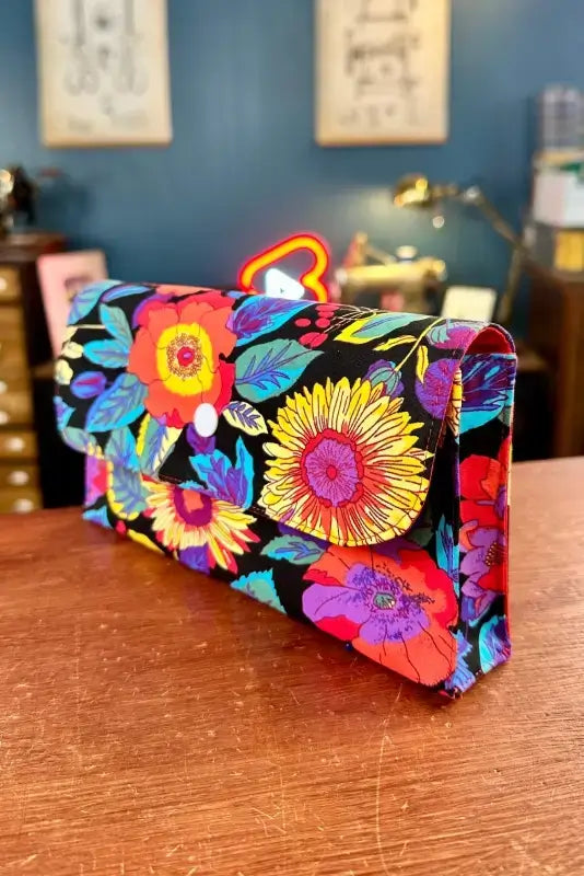 Clutch couture facile patron PDF gratuit, pochette minaudière simple pour débutant avec bouton pression, cousue en popeline.