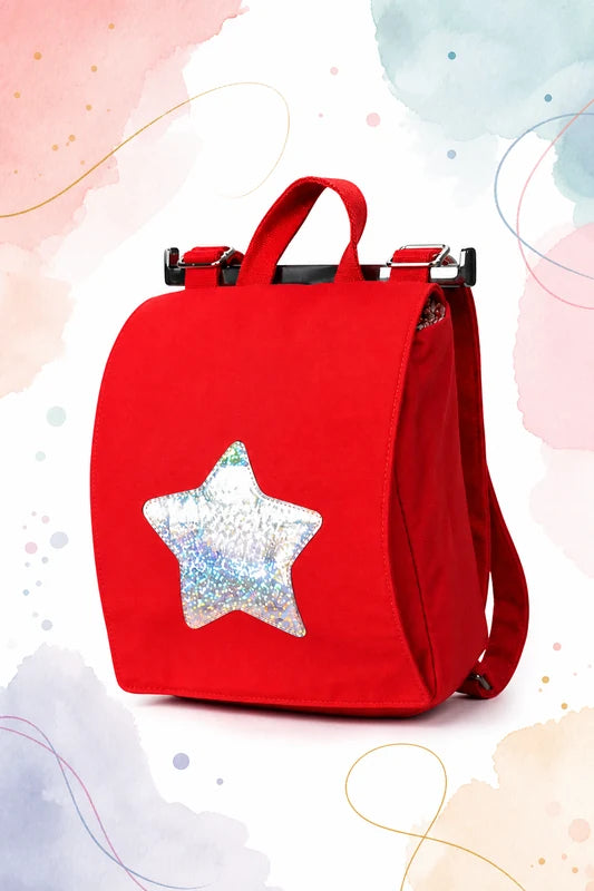 Sac à dos de maternelle rouge avec étoile sur fond aquarelle - Patron PDF gratuit