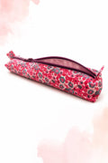 Trousse Fine zippée en tissu floral rouge et rose, patron PDF gratuit.