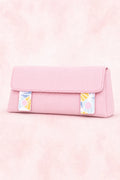 Trousse Maîtresse rose à rabat vue de trois-quarts, patron PDF gratuit.