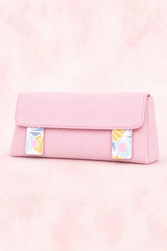 Trousse Maîtresse rose à rabat vue de trois-quarts, patron PDF gratuit.