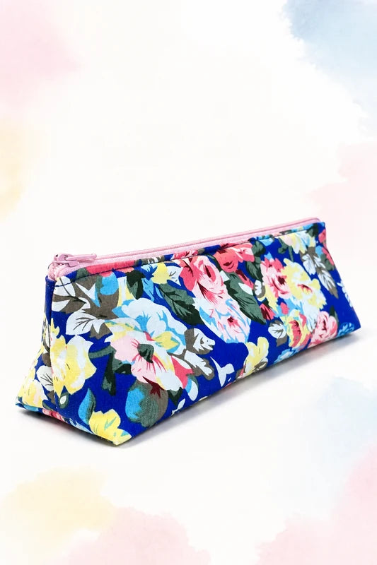 Trousse Pythagore zippée triangulaire en tissu floral bleu, patron PDF gratuit.