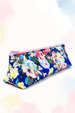 Trousse Pythagore zippée triangulaire en tissu floral bleu, patron PDF gratuit.