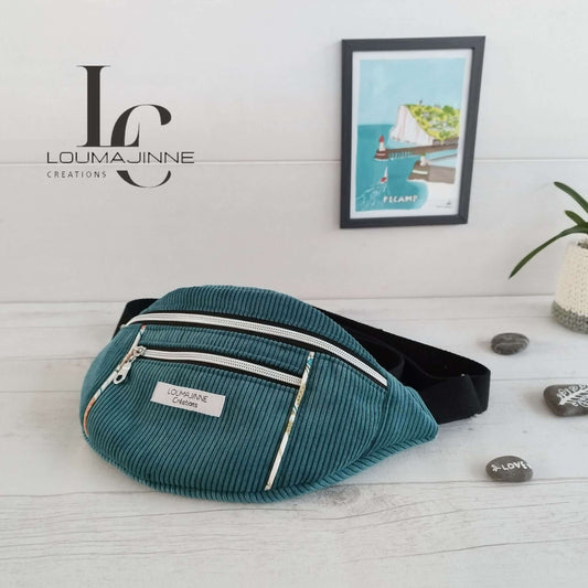 Sac banane Amaya en velours bleu, avec poches zippées et bandoulière ajustable, parfait pour vos essentiels.