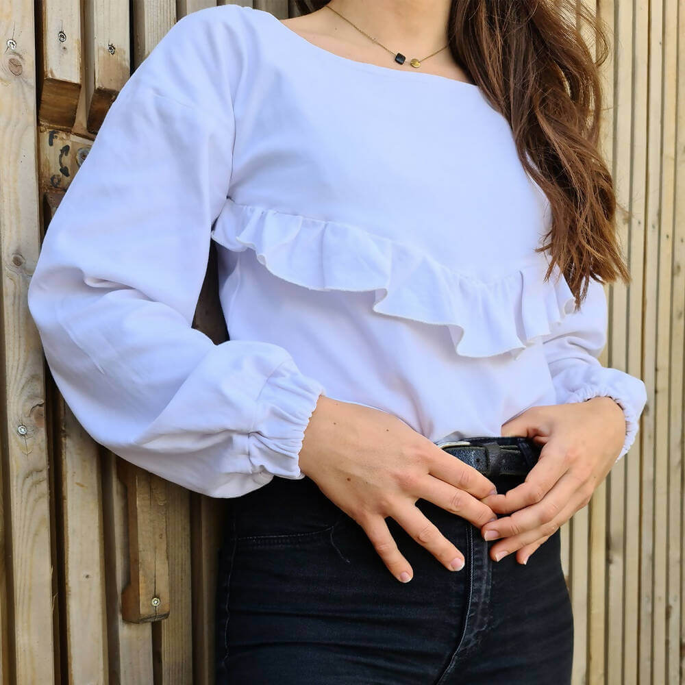 Blouse blanche modèle Embrun avec fronces et manches bouffantes, parfaite pour les couturières débutantes à intermédiaires.