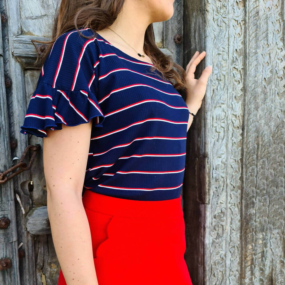 Blouse à rayures bleu marine et rouge, modèle à coudre Embrun, parfaite pour débutantes en couture.