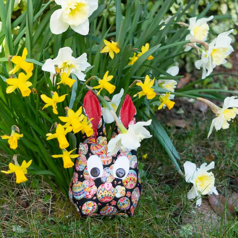 Lapin de Pâques, 2 tailles – Gabin avec tissu coloré parmi des jonquilles, patron de couture PDF à télécharger.
