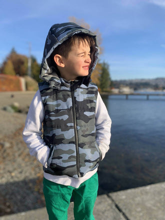 Enfant portant Mini-KEZIA - Doudoune sans manches mixte pour enfants du 2 au 16 Ans, patron de couture pdf à télécharger.