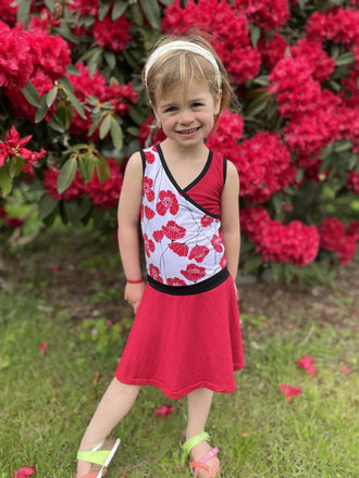 Mini-SANDY - Robe cache-coeur pour filles du 2 au 16 Ans, patron de couture pdf à télécharger, en tissu maille rouge et blanc à fleurs.