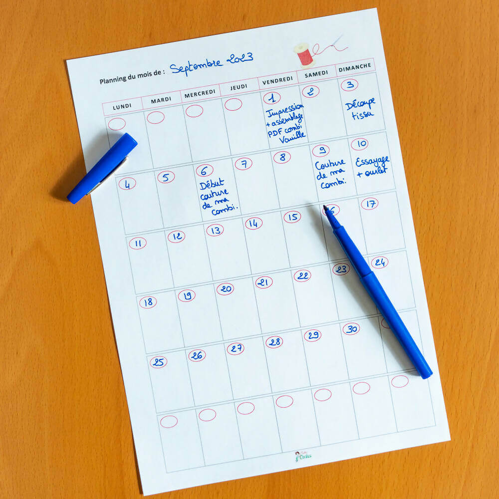 Organiseur de projets couture Miss Cactus avec planificateur mensuel et patron de couture PDF à télécharger, septembre.
