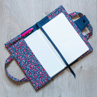 Protège carnet et livre, 8 formats et sur-mesure – Réglisse, patron de couture pdf à télécharger avec élastiques pratiques.