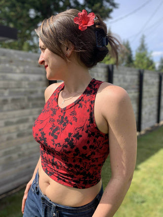 Femme portant le ROXANA - Débardeur pour femmes du 34 au 54, modèle à fleurs rouges. Patron de couture pdf à télécharger disponible.