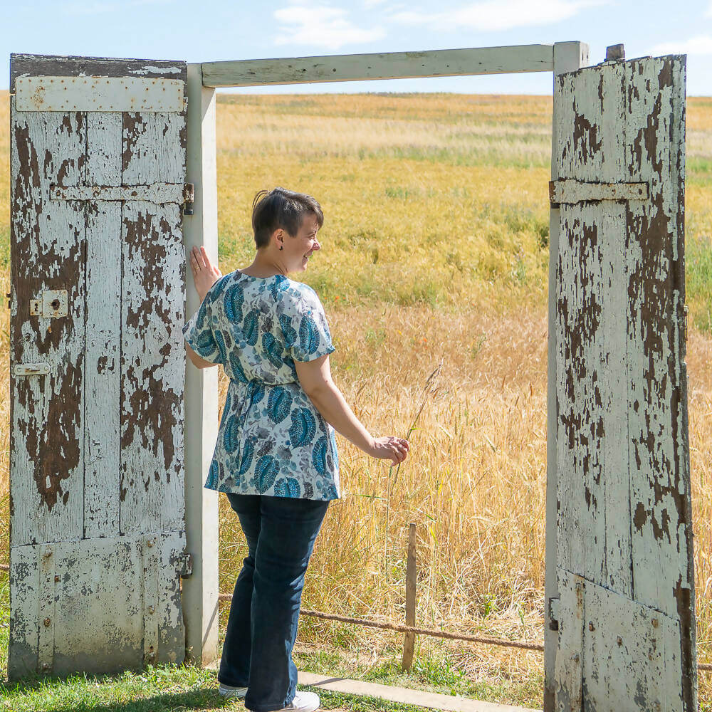 Robe blouse portefeuille, 34 au 56, 4 statures – Sésame, parfaite pour toutes occasions, patron de couture pdf à télécharger.