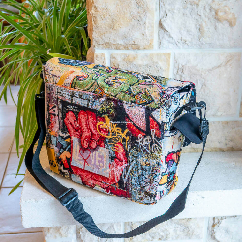 Sac besace, façon sac US, 3 tailles – Muscade avec motif graffiti, patron de couture pdf à télécharger, lanière réglable, compartiments.