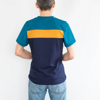 Homme portant le T-shirt homme, 42 au 62, 5 statures – Origan, patron de couture pdf à télécharger, avec dos coloré en lignes horizontales.