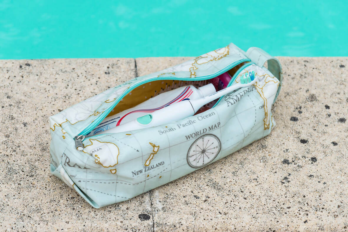 Trousse 3 formats – Etcetera posée à côté d'une piscine, patron de couture PDF à télécharger.