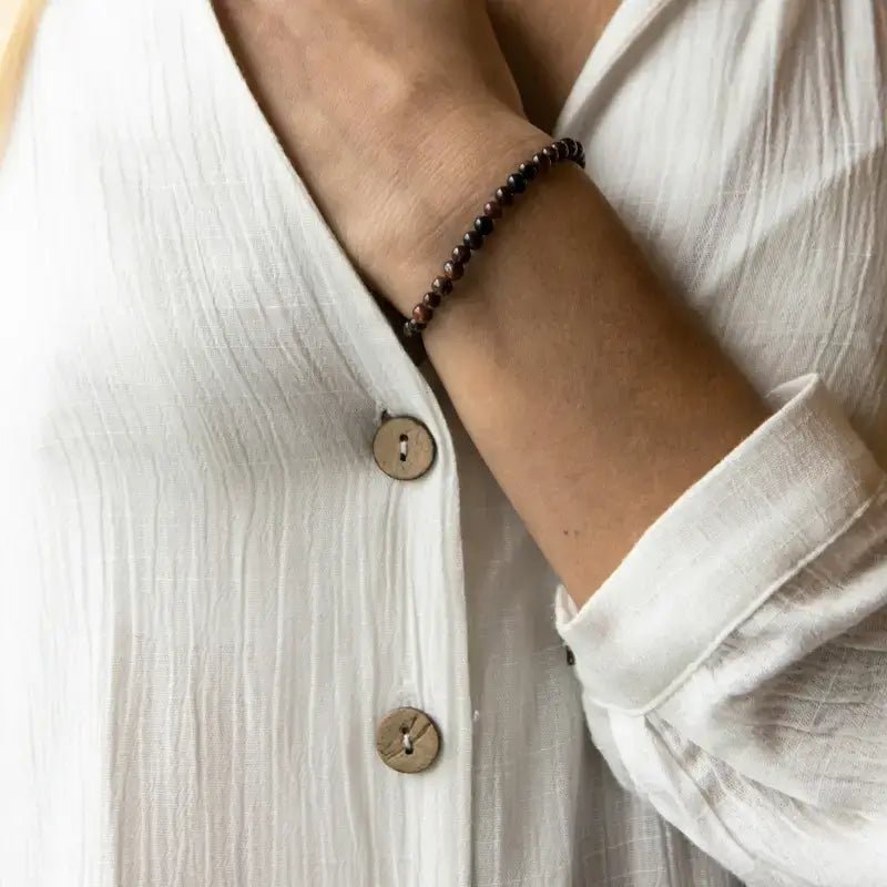 Femme portant une chemise blanche élégante, représentant le Patron de Chemise Femme de la collection de patrons de couture PDF à télécharger.