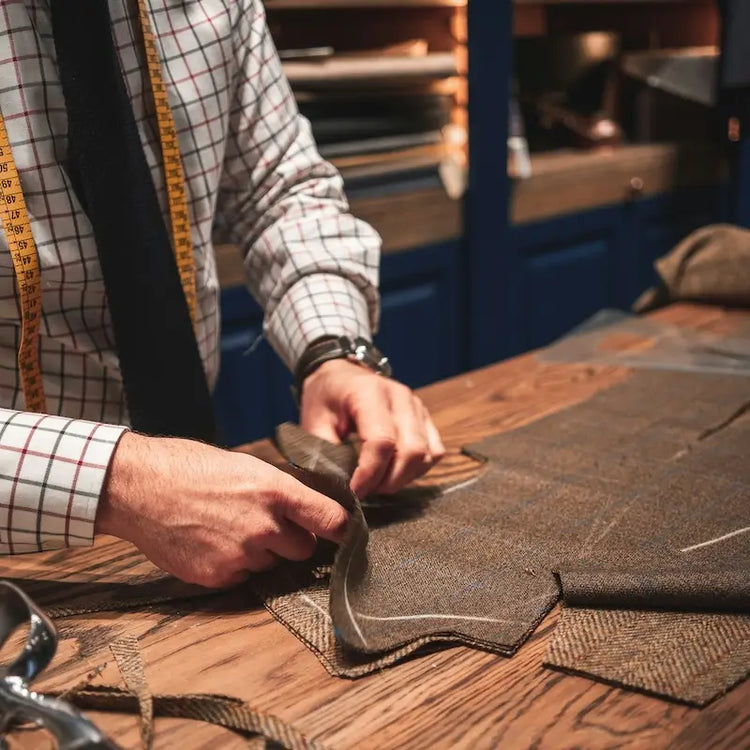 Patrons de couture PDF pour homme avec vêtements modernes et pantalons cousus main.