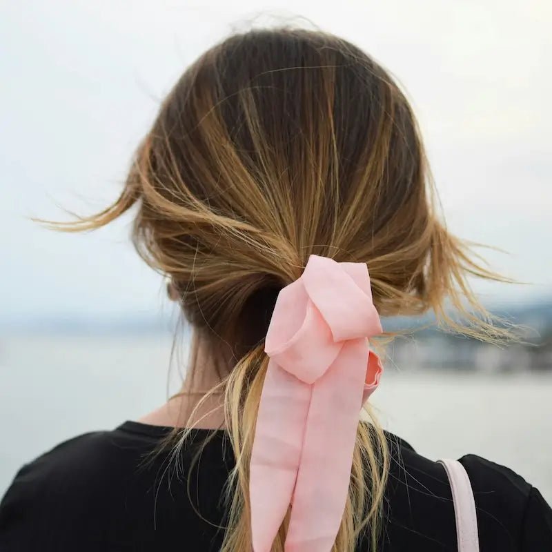 Femme portant un ruban en tissu rose, Patrons d'Accessoires Femme, de la collection de patrons de couture pdf à télécharger.