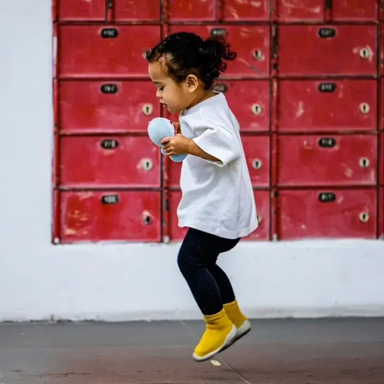 Enfant portant un t-shirt moderne de la collection Patrons de couture de Tops Enfant, collection de patrons de couture pdf à télécharger.