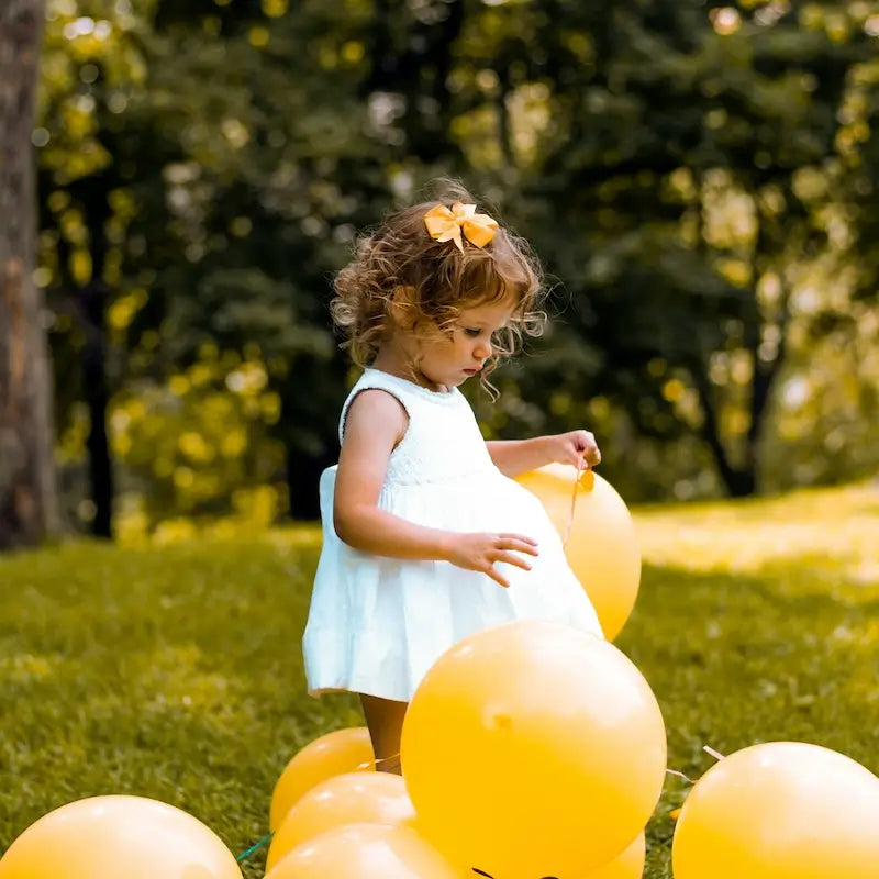 Enfant souriant portant des vêtements cousus main à partir de patrons de couture disponibles sur Coudre.Shop