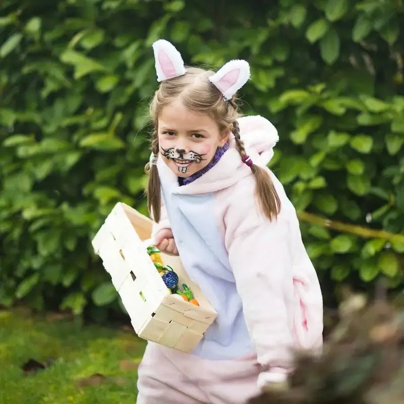Enfant déguisée en lapin avec un panier, partie de la collection de Patrons de Déguisement, patron de couture pdf à télécharger.
