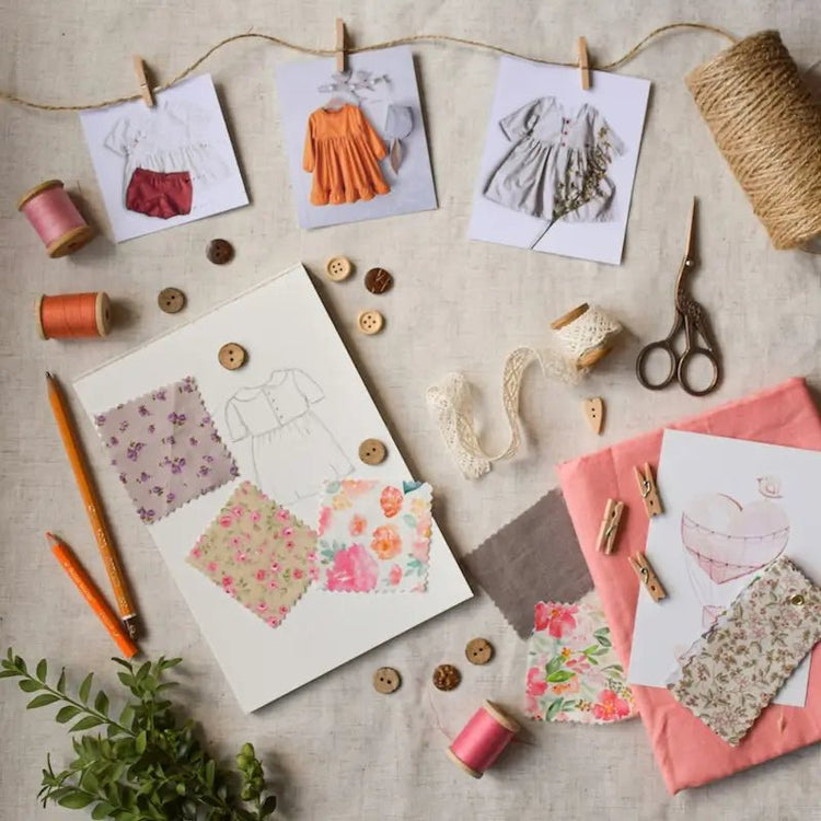 Collection de Patrons de Niveau Intermédiaire PDF à télécharger avec échantillons de tissus, ciseaux et croquis de modèles.