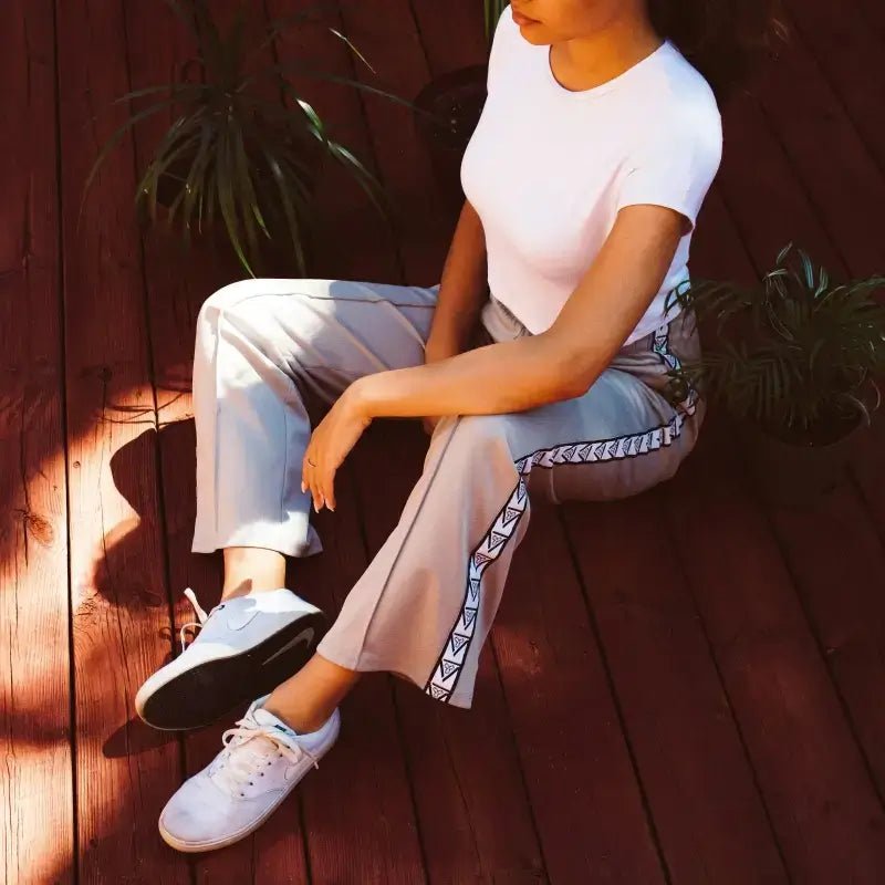 Patrons de Pantalons Femme : Femme portant un pantalon tendance de la collection de patrons de couture PDF à télécharger.