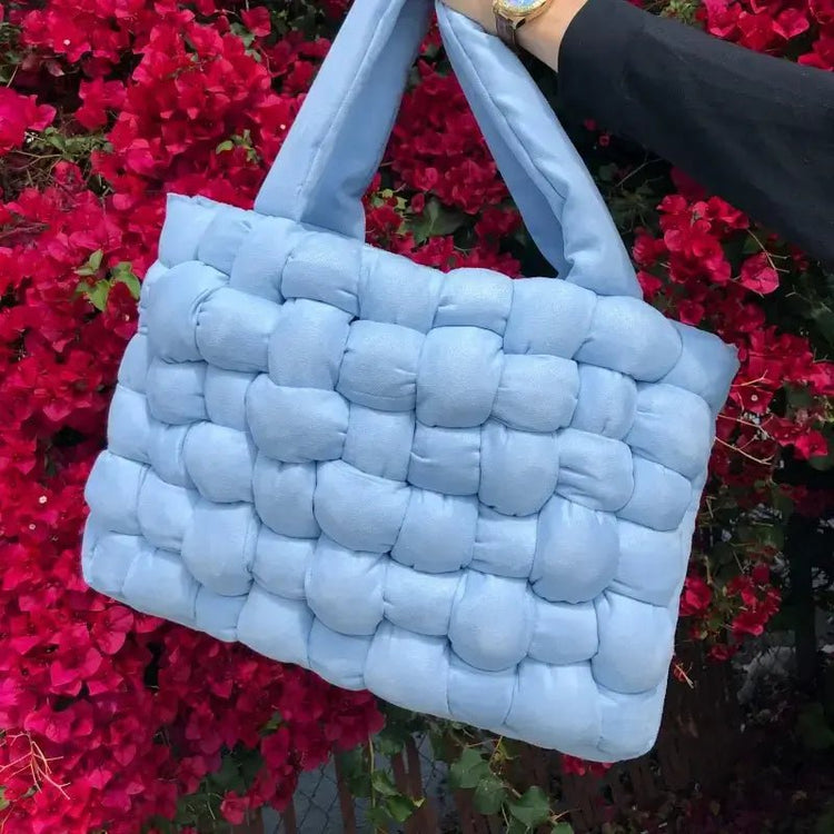 Sac bleu à main fait main, modèle de la collection Patrons de Sacs, idéal pour la collection de patrons de couture pdf à télécharger.