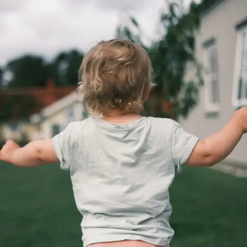 Enfant portant un t-shirt de la collection de Patrons de T-Shirt Enfant pour coudre des modèles confortables et ludiques.