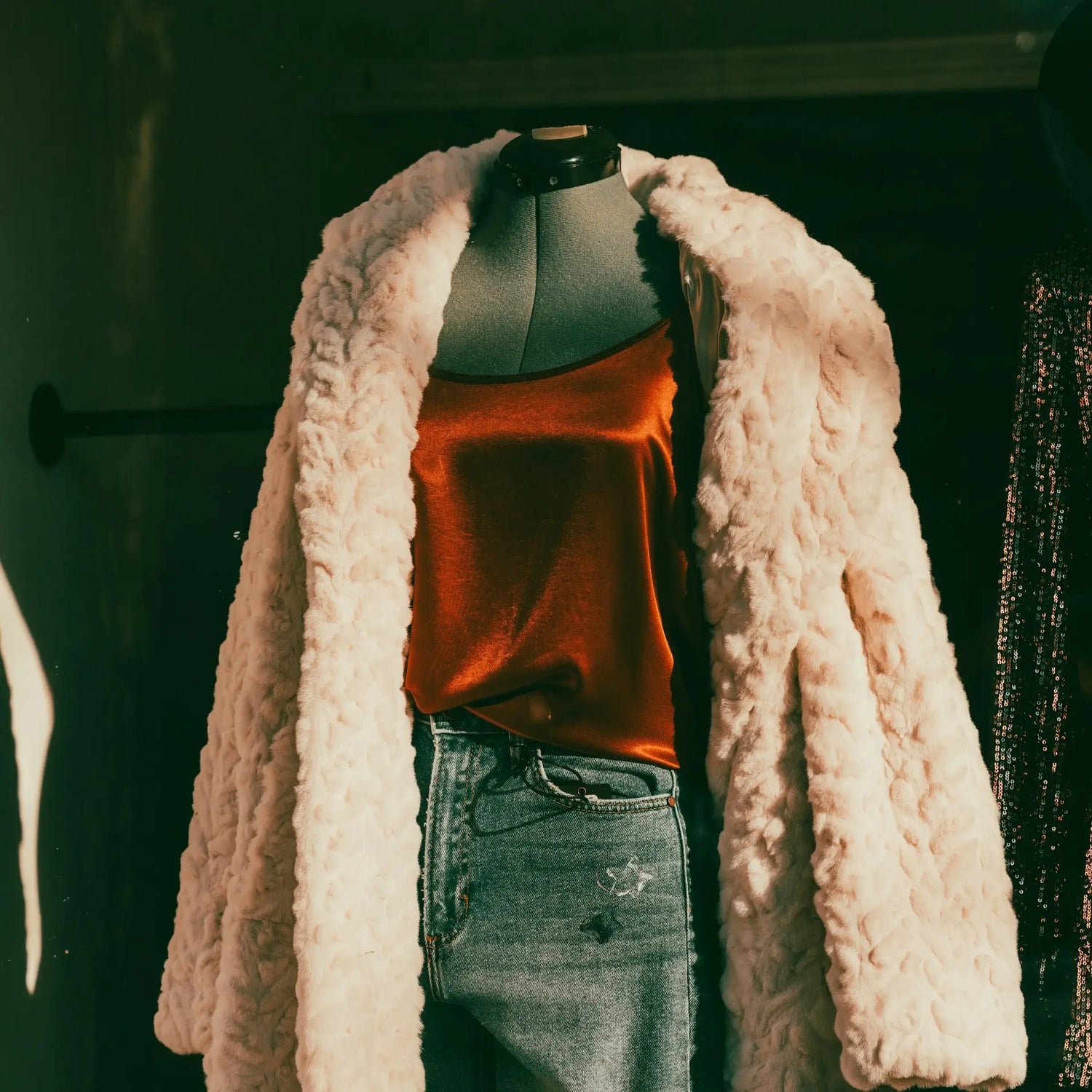 Patrons de Tops Femme: collection de patrons de couture pdf à télécharger, haut en satin avec jean et manteau en fourrure