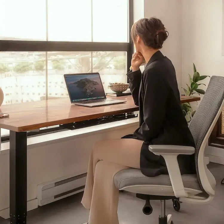 Personne portant une veste élégante dans un bureau, illustrant la collection de patrons de couture pdf à télécharger, Patrons pour le Bureau.