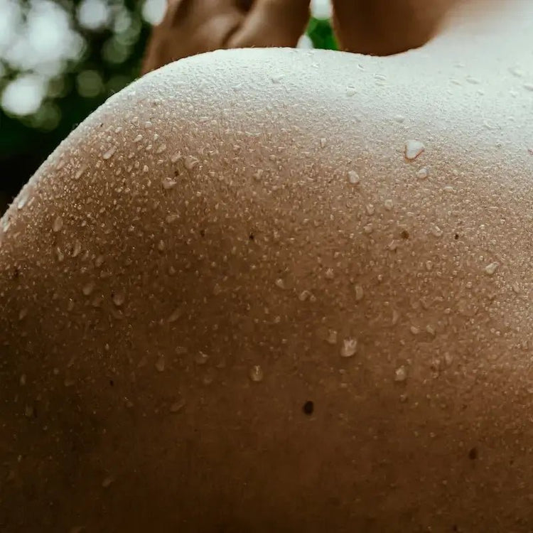 Épaule avec gouttes de sueur, illustrant l'effort physique dans le contexte des Patrons pour le Sport, collection de patrons de couture PDF à télécharger.