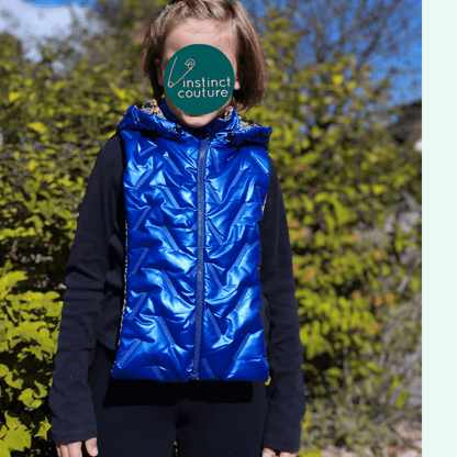 Capuche Beira kids en bleu, accessoire de couture pratique pour enfants, taille 2 à 12 ans, patron PDF à télécharger.