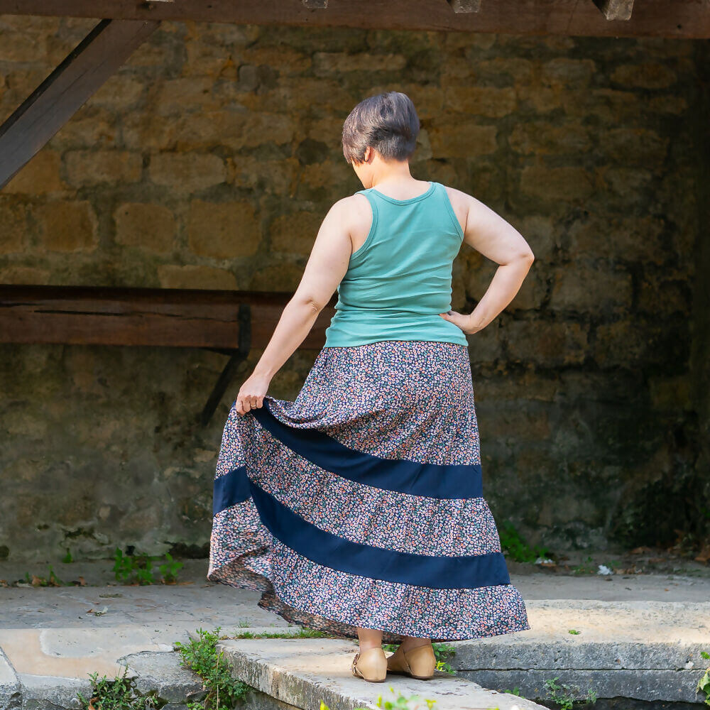 Femme portant la jupe bohème Mirabelle avec volants, disponible en tailles 34 à 56, patron de couture à télécharger.