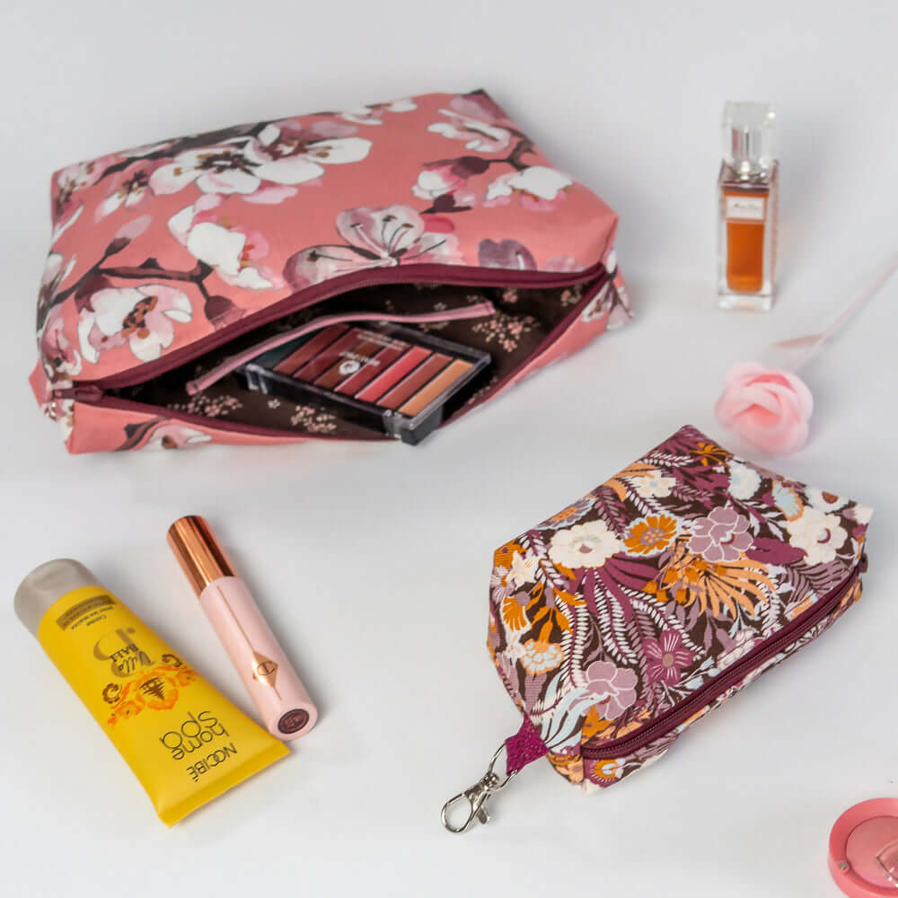 Trousse fourre-tout Fraise des bois, idéale pour le maquillage et les essentiels du quotidien.