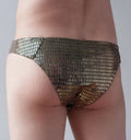 Patron PDF Sous-Vêtement Homme FARAON du XS au XXL, slip bikini homme avec détail de jupe dorée, patron de couture pdf à télécharger.
