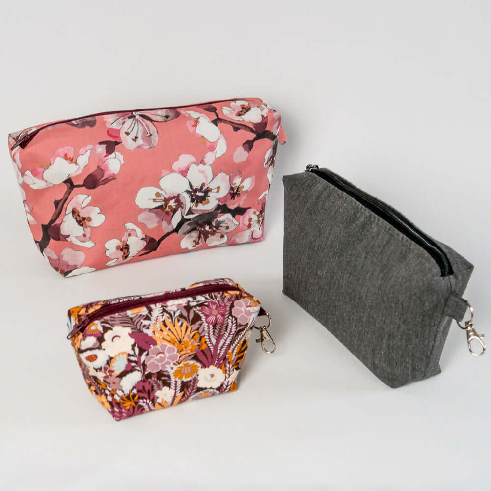 Trousse fourre-tout Fraise des bois, 3 formats, idéale pour maquillage et accessoires lors de voyages.