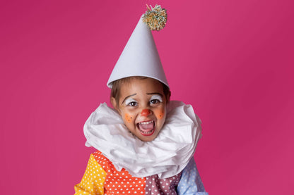 Enfant rigolo en costume de clown ANALYA, avec chapeau et collerette, prêt à coudre avec des patrons PDF.