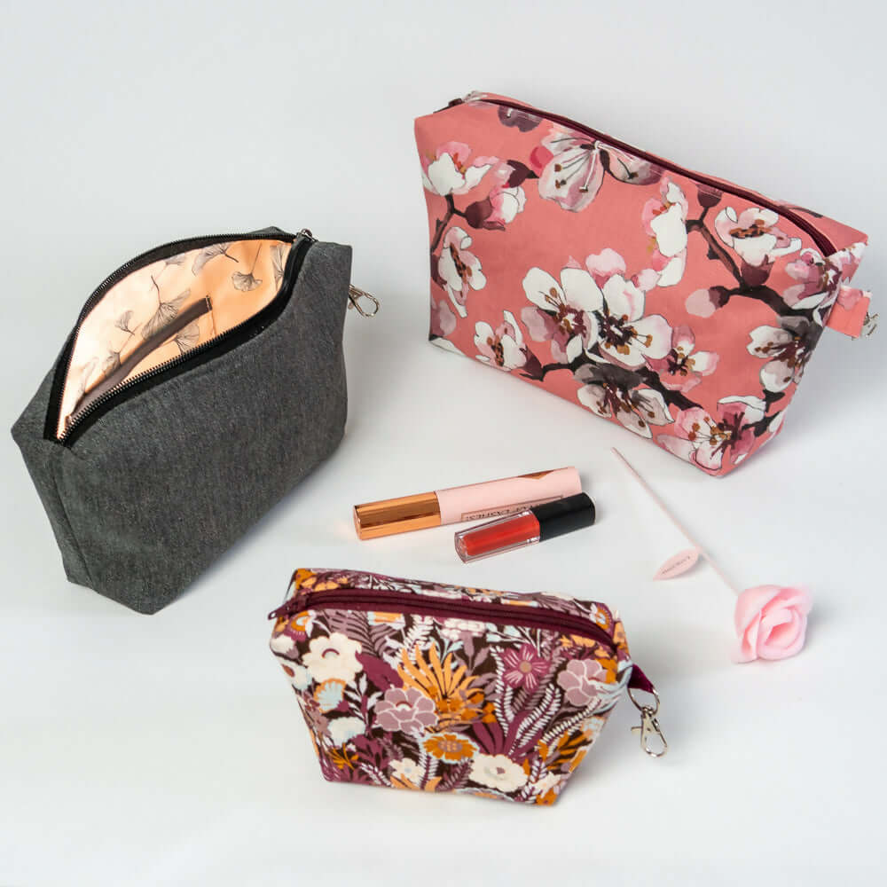 Trousse fourre-tout Fraise des bois en trois formats, idéale pour maquillage et accessoires, avec un design floral.