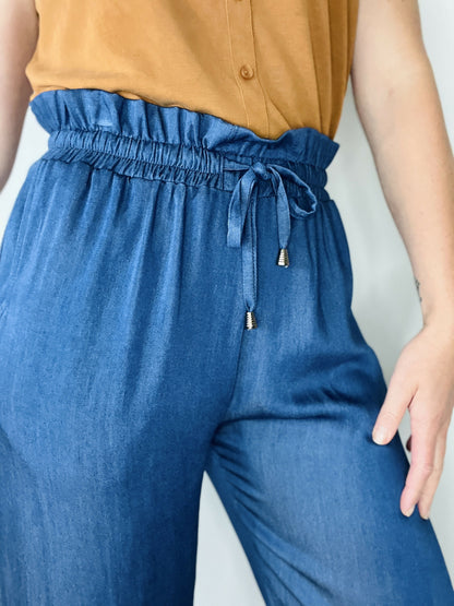 Pantalon ample avec taille élastiquée et cordon, modèle chic et confortable en denim.
