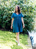 Femme portant AIRELLE - La robe / blouse aux 1000 versions dans un jardin, patron de couture pdf à télécharger