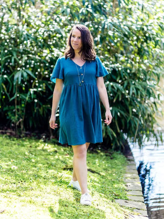Femme portant AIRELLE - La robe / blouse aux 1000 versions dans un jardin, patron de couture pdf à télécharger