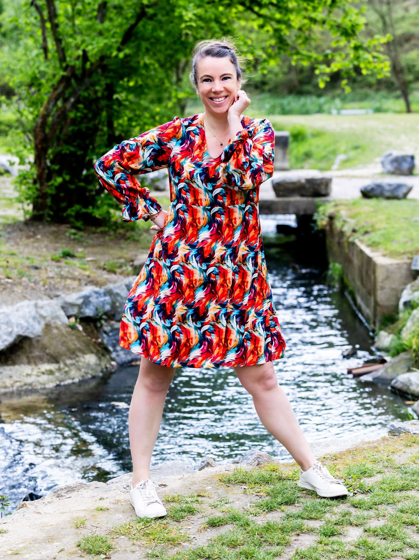 AIRELLE - La robe / blouse aux 1000 versions, patron de couture pdf à télécharger, femme en robe colorée près d'un ruisseau